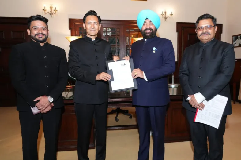 उत्तराखंड SIR कार्यक्रम: राज्यपाल को सौंपा गया गणना फॉर्म, नैनीताल में जुटे शीर्ष अधिकारी