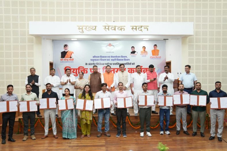 उत्तराखंड: 221 चयनित अभ्यर्थियों को मिले नियुक्ति पत्र, सीएम ने दी बधाई