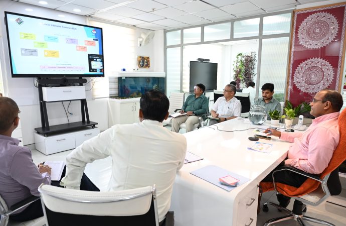 मुख्य निर्वाचन अधिकारी ने की SIR अभियान की समीक्षा, तीन दिन में 19 लाख से अधिक फार्म वितरित