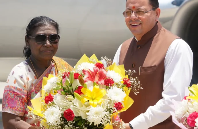 राष्ट्रपति द्रौपदी मुर्मु का देवभूमि आगमन, जौलीग्रांट एयरपोर्ट पर भव्य स्वागत