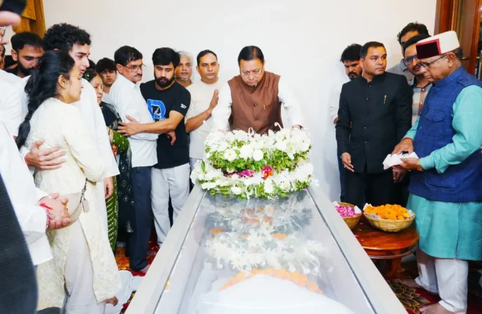 मुख्यमंत्री पुष्कर सिंह धामी ने स्वर्गीय जसपाल राणा को दी श्रद्धांजलि, परिजनों से मिलकर जताई शोक संवेदना