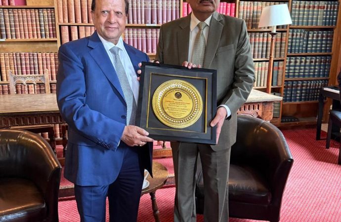 ऑक्सफोर्ड यूनियन में भारत के मुख्य न्यायाधीश को ‘होलिस्टिक वर्ल्ड अवॉर्ड फॉर लॉ एंड जस्टिस’ से सम्मानित किया गया