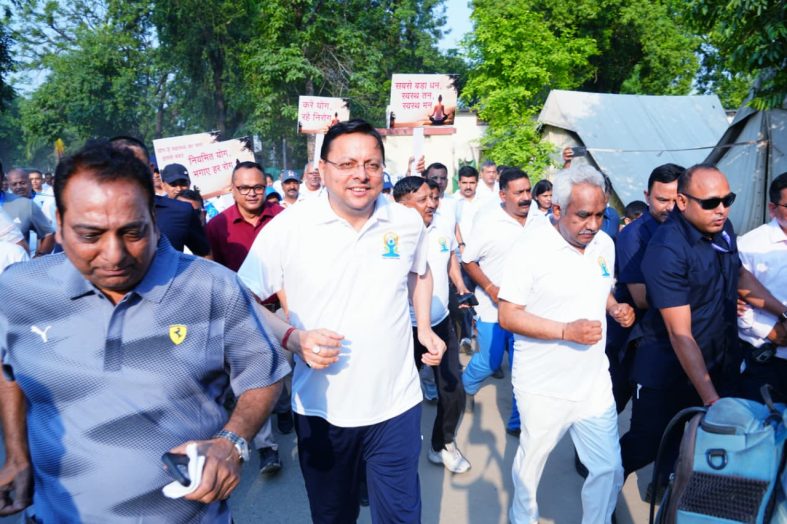योगमय हुआ दून: अंतरराष्ट्रीय योग दिवस पर सीएम धामी ने दिखाई फिटनेस की मिसाल