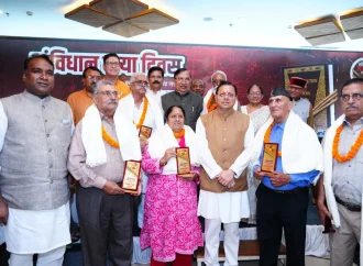 संविधान हत्या दिवस पर सीएम धामी ने लोकतंत्र सेनानियों को किया सम्मानित