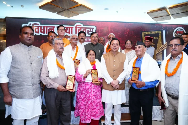 संविधान हत्या दिवस पर सीएम धामी ने लोकतंत्र सेनानियों को किया सम्मानित