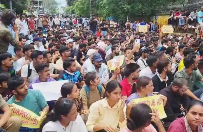 भर्ती प्रक्रिया तेज करने की मांग को लेकर बेरोजगारों का सचिवालय कूच, पुलिस ने बैरिकेडिंग कर रोका