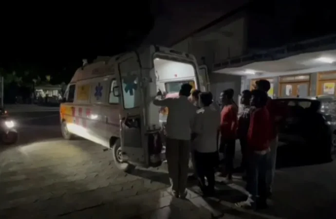 रामनगर में बड़ा हादसा: हाईटेंशन तार टूटने से मां-बेटा गंभीर रूप से झुलसे, हायर सेंटर रेफर