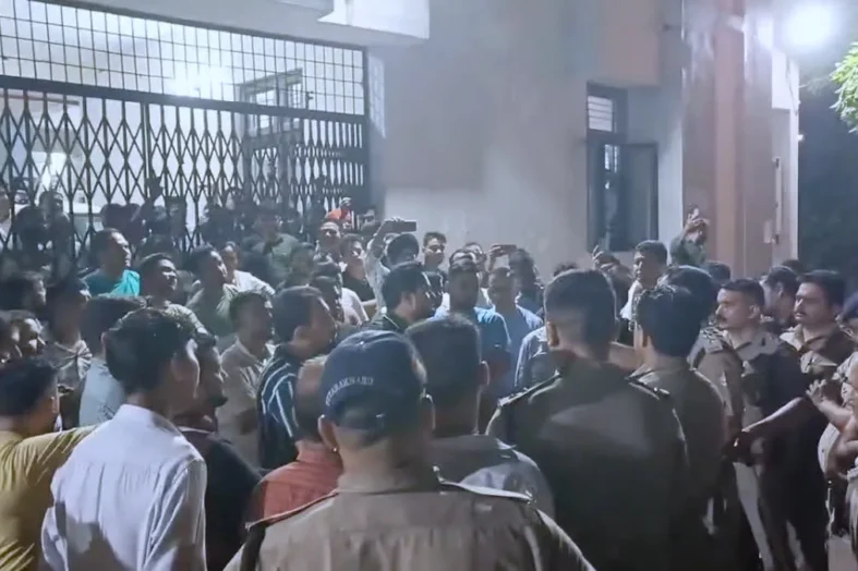 सितारगंज विजिलेंस कार्रवाई पर प्रदेशभर में विरोध, राजस्व कर्मचारियों का अनिश्चितकालीन कार्य बहिष्कार