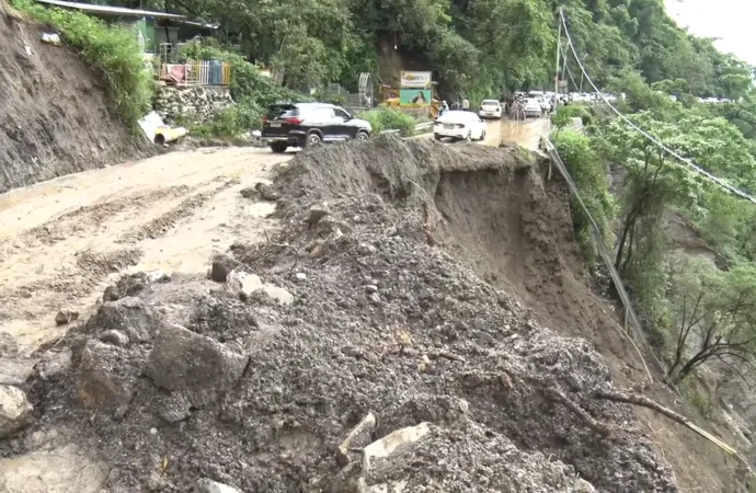 देहरादून-मसूरी मार्ग पर बढ़ा लैंडस्लाइड का खतरा: ULMMC ने चिन्हित किए संवेदनशील जोन, सुरक्षा कार्य की तैयारी
