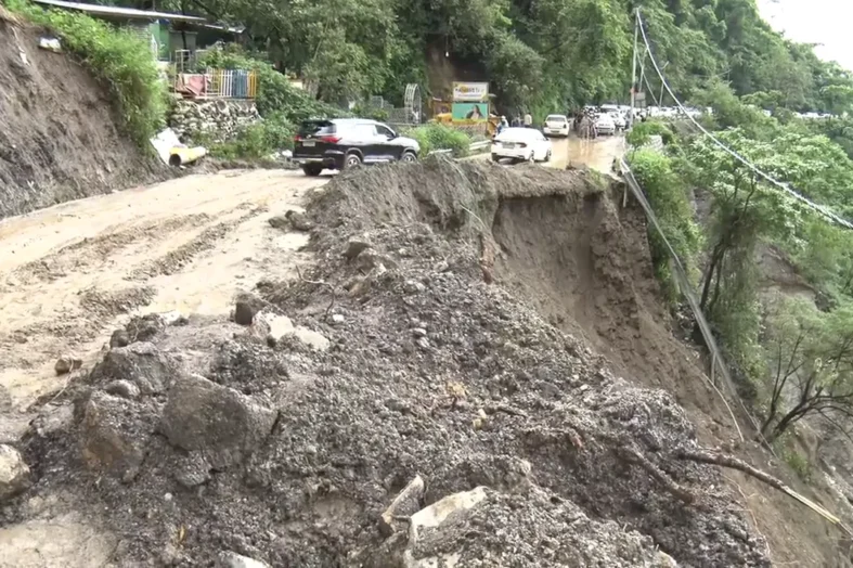 देहरादून-मसूरी मार्ग पर बढ़ा लैंडस्लाइड का खतरा: ULMMC ने चिन्हित किए संवेदनशील जोन, सुरक्षा कार्य की तैयारी
