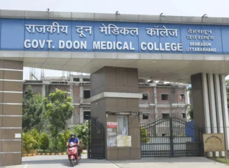 दून मेडिकल कॉलेज मेस फीस घोटाले में बड़ी कार्रवाई, कथित मास्टरमाइंड लेखाकार निलंबित