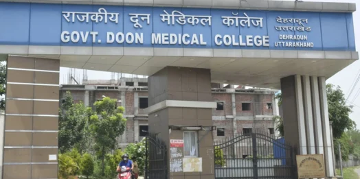 दून मेडिकल कॉलेज मेस फीस घोटाले में बड़ी कार्रवाई, कथित मास्टरमाइंड लेखाकार निलंबित
