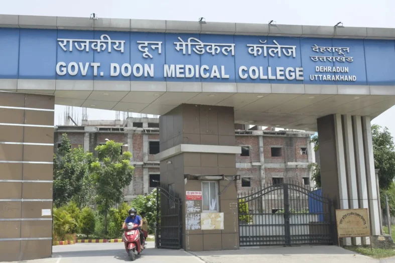 दून मेडिकल कॉलेज मेस फीस घोटाले में बड़ी कार्रवाई, कथित मास्टरमाइंड लेखाकार निलंबित