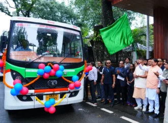 ग्रीन ट्रांसपोर्ट की ओर उत्तराखंड का कदम, सीएम धामी ने 11 स्वच्छ ईंधन वाहनों को किया फ्लैग ऑफ
