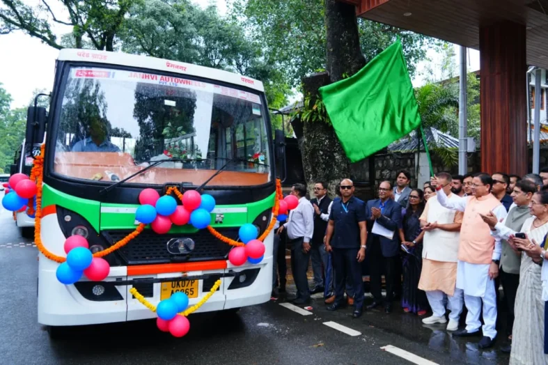 ग्रीन ट्रांसपोर्ट की ओर उत्तराखंड का कदम, सीएम धामी ने 11 स्वच्छ ईंधन वाहनों को किया फ्लैग ऑफ