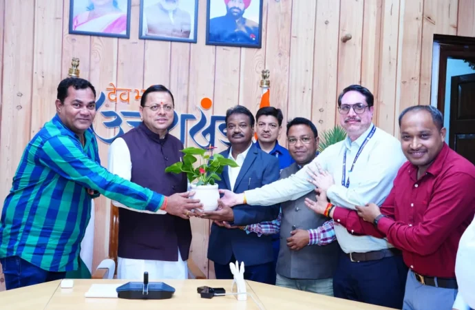 मुख्यमंत्री पुष्कर सिंह धामी से छत्तीसगढ़ से आए पत्रकारों के प्रतिनिधिमंडल ने की शिष्टाचार भेंट