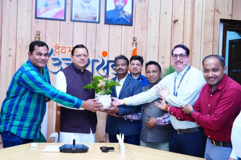 मुख्यमंत्री पुष्कर सिंह धामी से छत्तीसगढ़ से आए पत्रकारों के प्रतिनिधिमंडल ने की शिष्टाचार भेंट