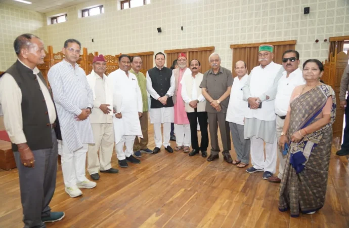 मुख्यमंत्री से पूर्व विधायकों ने की शिष्टाचार भेंट, सर्वाधिक कार्यकाल के लिए दी बधाई