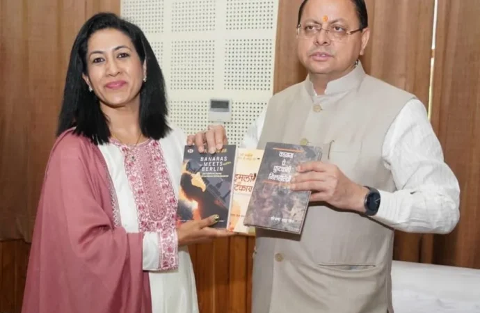 इंडो-जर्मन सांस्कृतिक संबंधों पर सक्रिय डॉ. योजना साह जैन ने मुख्यमंत्री धामी को भेंट की अपनी पुस्तकें