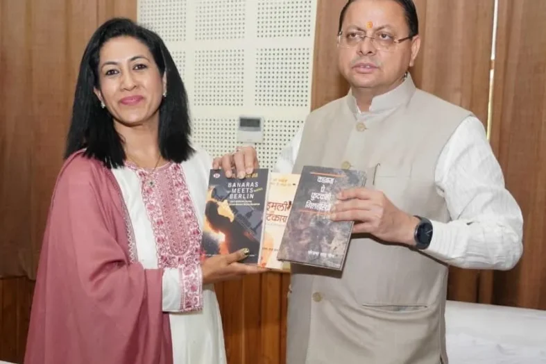 इंडो-जर्मन सांस्कृतिक संबंधों पर सक्रिय डॉ. योजना साह जैन ने मुख्यमंत्री धामी को भेंट की अपनी पुस्तकें