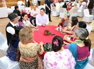 उत्तराखंड के विकास और सांस्कृतिक विरासत पर मुख्यमंत्री धामी ने साहित्यकारों संग किया संवाद