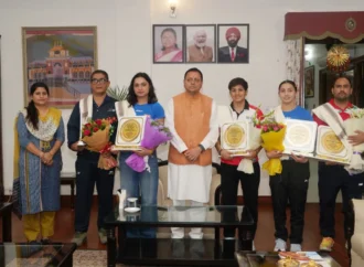 मुख्यमंत्री धामी से मिलीं अंतरराष्ट्रीय स्तर पर पदक जीतने वाली उत्तराखंड की महिला मुक्केबाज, मुख्यमंत्री ने किया सम्मानित