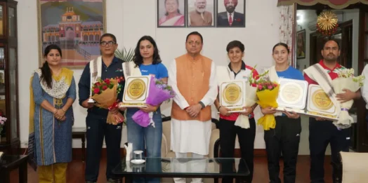 मुख्यमंत्री धामी से मिलीं अंतरराष्ट्रीय स्तर पर पदक जीतने वाली उत्तराखंड की महिला मुक्केबाज, मुख्यमंत्री ने किया सम्मानित