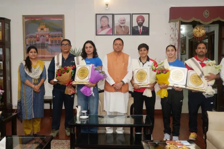 मुख्यमंत्री धामी से मिलीं अंतरराष्ट्रीय स्तर पर पदक जीतने वाली उत्तराखंड की महिला मुक्केबाज, मुख्यमंत्री ने किया सम्मानित