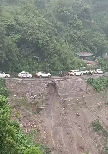 भारी बारिश का असर: देहरादून-मसूरी मार्ग क्षतिग्रस्त, प्रशासन ने अगले आदेश तक यातायात किया बंद