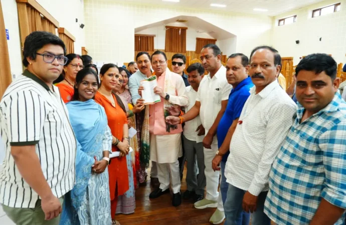 जनता की समस्याओं पर संवेदनशील सरकार, सीएम धामी ने अधिकारियों को दिए सख्त निर्देश
