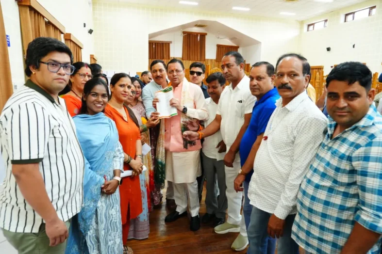 जनता की समस्याओं पर संवेदनशील सरकार, सीएम धामी ने अधिकारियों को दिए सख्त निर्देश