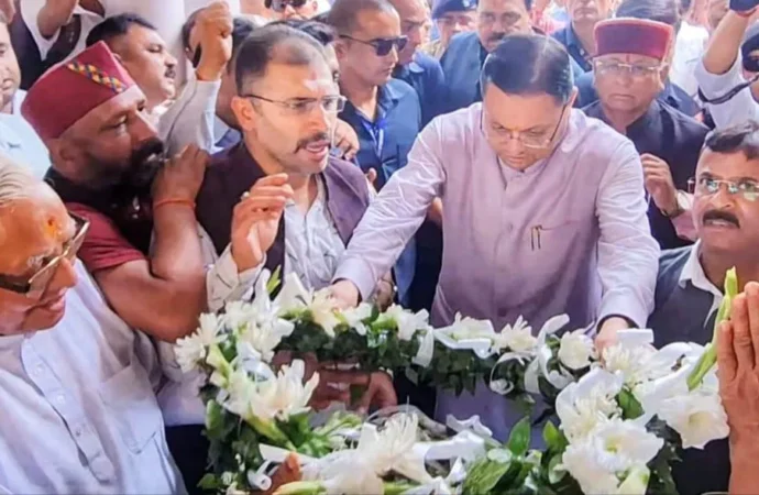 पूर्व कैबिनेट मंत्री हीरा सिंह बिष्ट को मुख्यमंत्री धामी की श्रद्धांजलि, शोक संतप्त परिजनों को बंधाया ढांढस