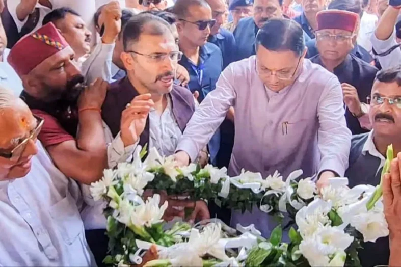 पूर्व कैबिनेट मंत्री हीरा सिंह बिष्ट को मुख्यमंत्री धामी की श्रद्धांजलि, शोक संतप्त परिजनों को बंधाया ढांढस