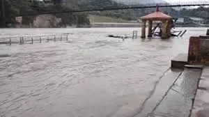 रुद्रप्रयाग में बारिश का कहर: उफनाई अलकनंदा-मंदाकिनी, भूस्खलन से केदारनाथ हाईवे बंद, जनजीवन बेहाल