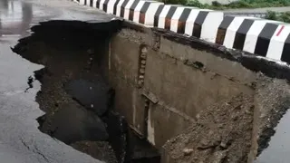 16 करोड़ के पुल की एप्रोच रोड 16 दिन में धंसी, निर्माण गुणवत्ता पर उठे सवाल