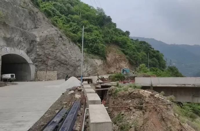 चारधाम यात्रा को मिलेगी नई रफ्तार: रुद्रप्रयाग में 900 मीटर सुरंग तैयार, पुल निर्माण अंतिम चरण में