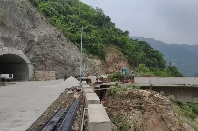 चारधाम यात्रा को मिलेगी नई रफ्तार: रुद्रप्रयाग में 900 मीटर सुरंग तैयार, पुल निर्माण अंतिम चरण में
