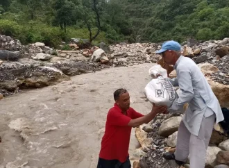 सौंग नदी पर पुल नहीं, जान जोखिम में डालकर नदी पार कर रहे ग्रामीण; बारिश ने बढ़ाई मुश्किलें