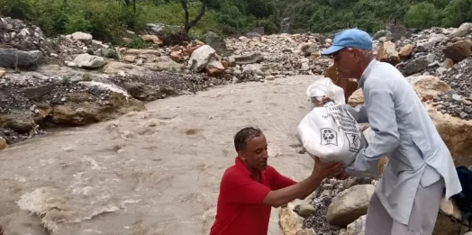 सौंग नदी पर पुल नहीं, जान जोखिम में डालकर नदी पार कर रहे ग्रामीण; बारिश ने बढ़ाई मुश्किलें