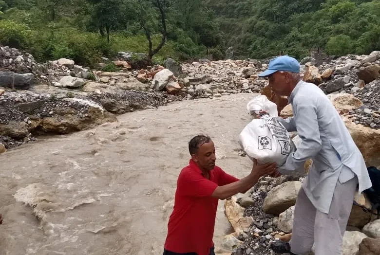सौंग नदी पर पुल नहीं, जान जोखिम में डालकर नदी पार कर रहे ग्रामीण; बारिश ने बढ़ाई मुश्किलें