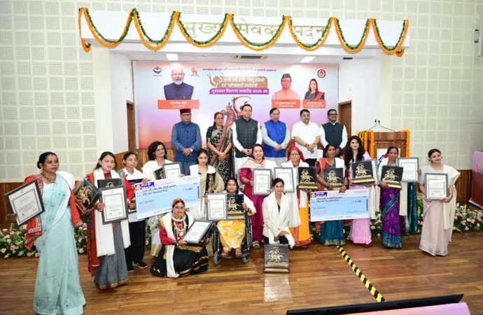 तीलू रौतेली जयंती पर 13 महिलाओं को तीलू रौतेली पुरस्कार, 35 आंगनबाड़ी कार्यकर्त्रियों का सम्मान