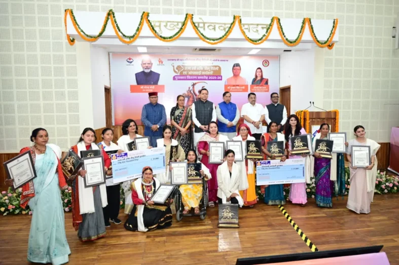 तीलू रौतेली जयंती पर 13 महिलाओं को तीलू रौतेली पुरस्कार, 35 आंगनबाड़ी कार्यकर्त्रियों का सम्मान