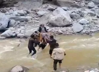 उत्तरकाशी में बारिश बनी आफत: सड़कें बंद, मरीजों को डंडी-कंडी से अस्पताल पहुंचाने को मजबूर ग्रामीण