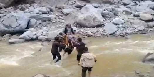 उत्तरकाशी में बारिश बनी आफत: सड़कें बंद, मरीजों को डंडी-कंडी से अस्पताल पहुंचाने को मजबूर ग्रामीण