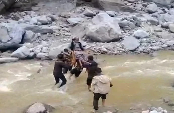 उत्तरकाशी में बारिश बनी आफत: सड़कें बंद, मरीजों को डंडी-कंडी से अस्पताल पहुंचाने को मजबूर ग्रामीण