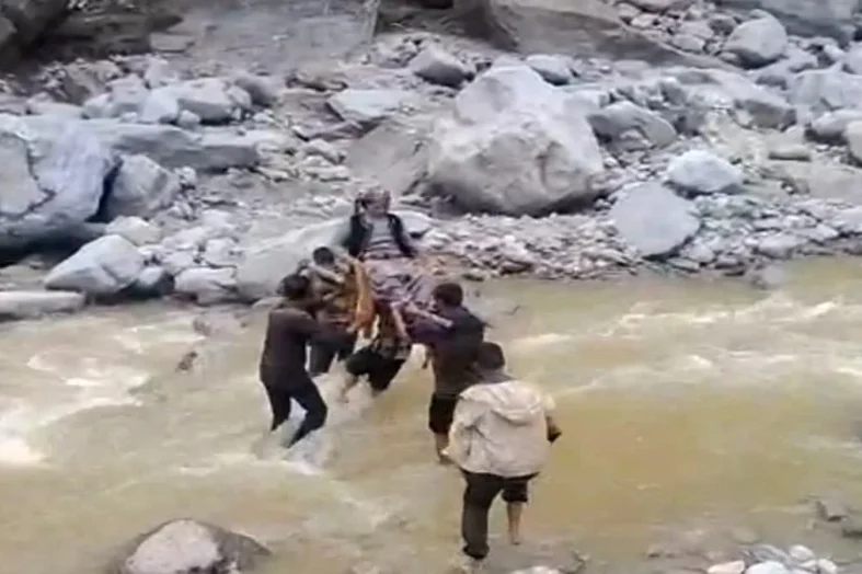 उत्तरकाशी में बारिश बनी आफत: सड़कें बंद, मरीजों को डंडी-कंडी से अस्पताल पहुंचाने को मजबूर ग्रामीण