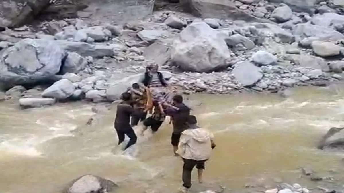 उत्तरकाशी में बारिश बनी आफत: सड़कें बंद, मरीजों को डंडी-कंडी से अस्पताल पहुंचाने को मजबूर ग्रामीण