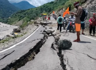 गंगोत्री हाईवे पर फिर भू-धंसाव का खतरा, पापड़गाड़ में दरारें बढ़ने से चार घंटे बाधित रहा यातायात