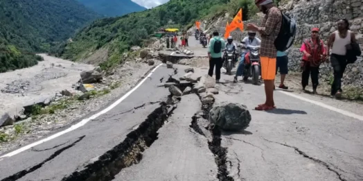 गंगोत्री हाईवे पर फिर भू-धंसाव का खतरा, पापड़गाड़ में दरारें बढ़ने से चार घंटे बाधित रहा यातायात