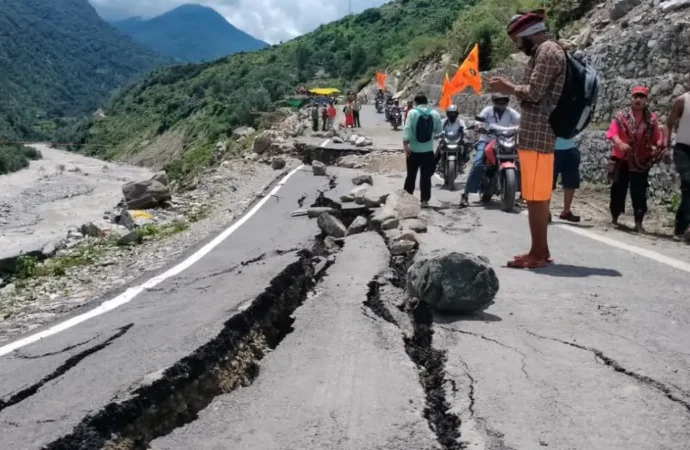 गंगोत्री हाईवे पर फिर भू-धंसाव का खतरा, पापड़गाड़ में दरारें बढ़ने से चार घंटे बाधित रहा यातायात
